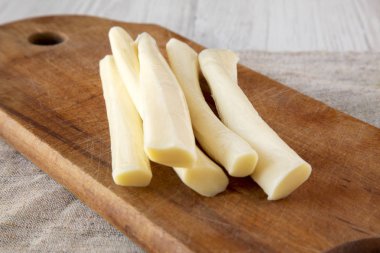 Peynir rustik ahşap tahta, yan görünüm üzerinde. Sağlıklı snack. 