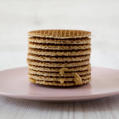 Bal karamel dolgu ile tatlı Hollandalı stroopwafels yığını 