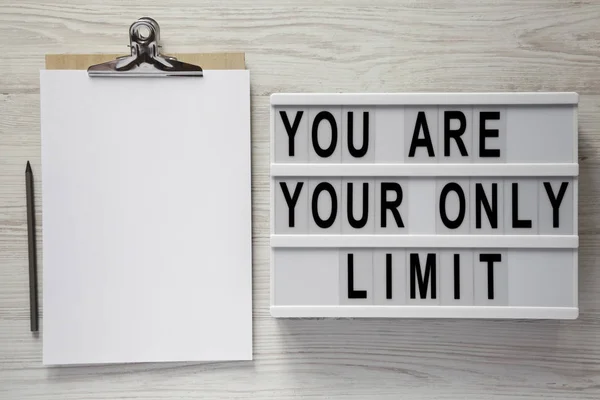 'Sen tek limit' kelimeleri bir ışık kutusu, bl ile pano üzerinde — Stok fotoğraf