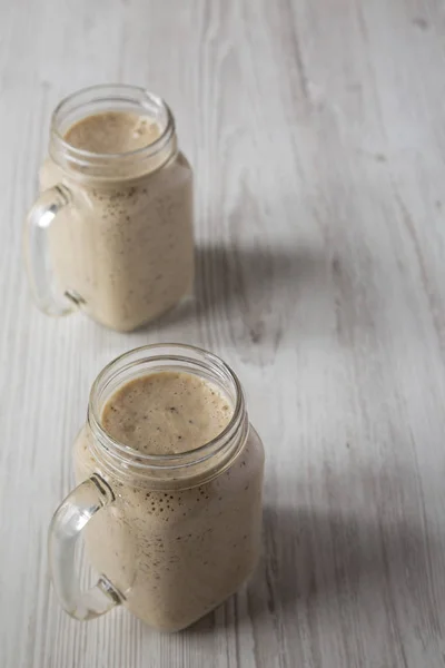 Pisang buatan sendiri, kiwi, smoothie apel di atas backgrou kayu putih — Stok Foto