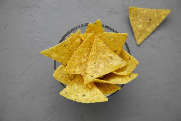 Třísky tortilla ve skleněné misce nad betonovým povrchem, pohled shora. Mě — Stock fotografie