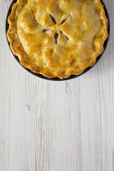 Tarta de manzana casera sobre una superficie de madera blanca, vista superior. Puesta plana — Foto de Stock