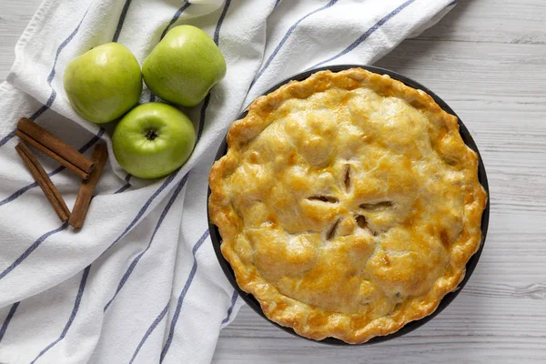 Tarta de manzana casera sobre una superficie de madera blanca, vista superior. Puesta plana — Foto de Stock