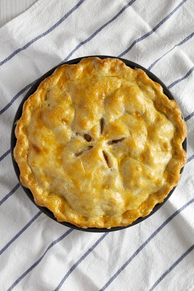 Tarte aux pommes maison sur tissu, vue aérienne. Couché plat, vue du dessus , — Photo