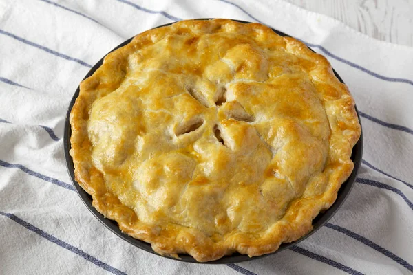 Tarte aux pommes maison sur tissu, vue latérale . — Photo