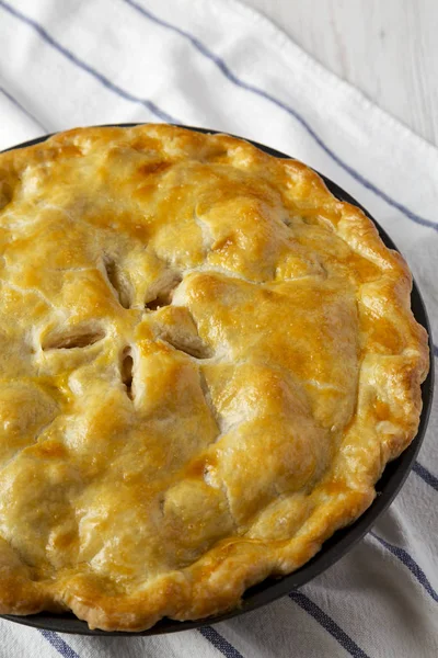 Домашній яблучний пиріг на тканині, низький кут зору. крупним планом . — стокове фото