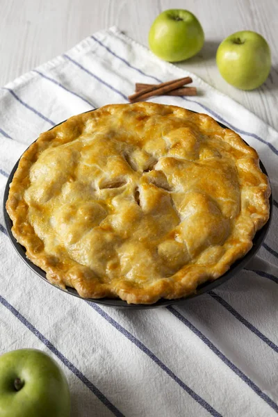 Tarte aux pommes maison dessert sur tissu, vue latérale. Gros plan . — Photo