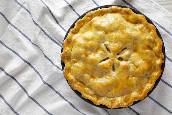 Tarte aux pommes maison sur tissu, vue sur le dessus. Couché plat, frais généraux, à partir de — Photo