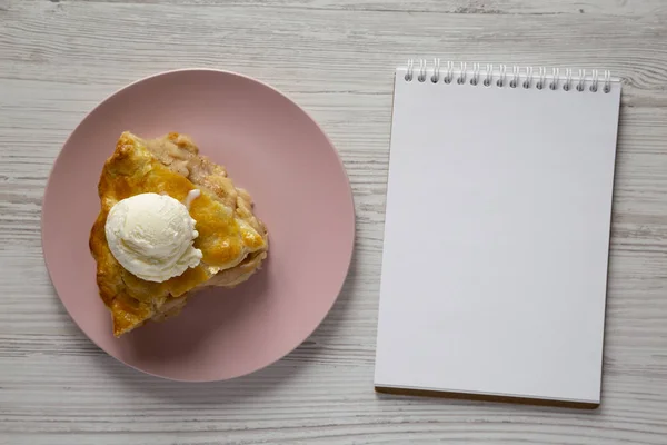 Rebanada de pastel de manzana casero con helado en un plato rosa, blan — Foto de Stock