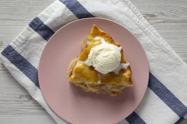 Rebanada de tarta de manzana casera con helado de vainilla en un pla rosa — Foto de Stock