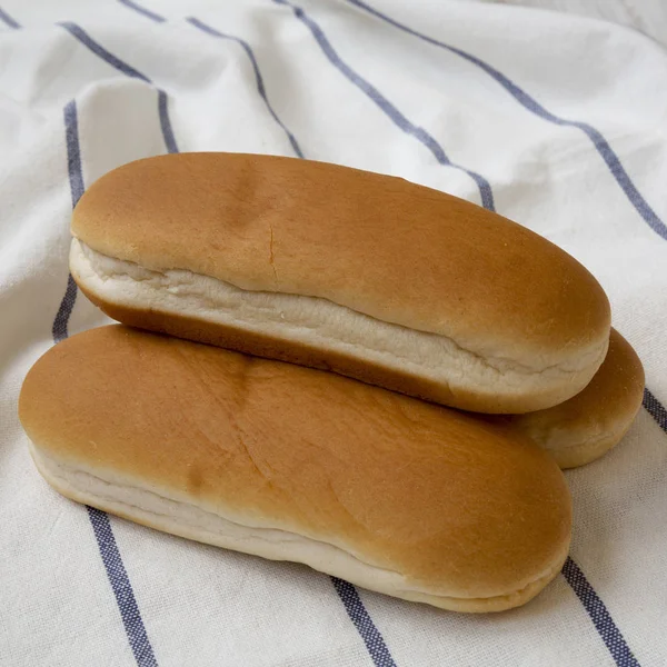 Hotdog-Brötchen auf Stoff, Seitenansicht. Nahaufnahme. — Stockfoto