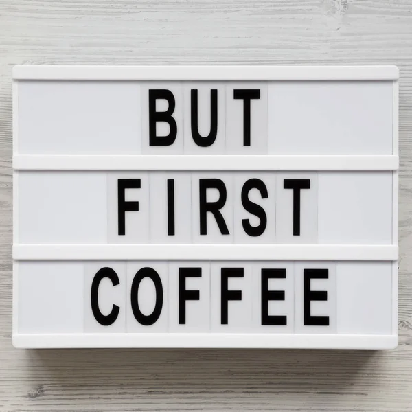 "但第一个咖啡"字在现代板上的白色木制冲浪 — 图库照片