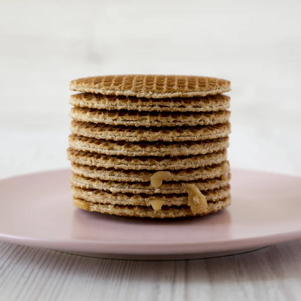 Bal karamel dolgu ile tatlı Hollandalı stroopwafels yığını — Stok fotoğraf