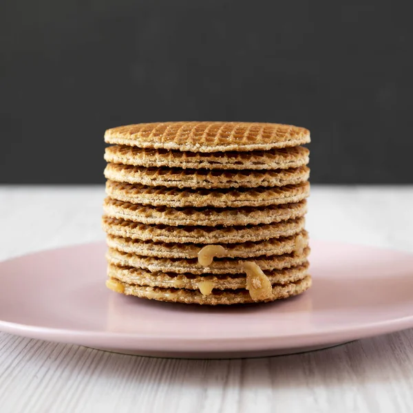 Stapel hausgemachte holländische Stroopwafel mit Honig-Karamell-Füllung — Stockfoto