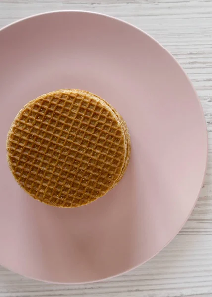 Stapel zelfgemaakte Hollandse wafels met honing-karamel vulling — Stockfoto
