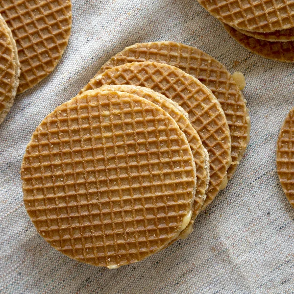 Bal karamel dolgu ile tatlı ev yapımı Hollandalı stroopwafels — Stok fotoğraf