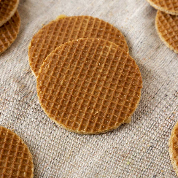 Leckere holländische Stroopwafel mit Honig-Karamell-Füllung auf — Stockfoto