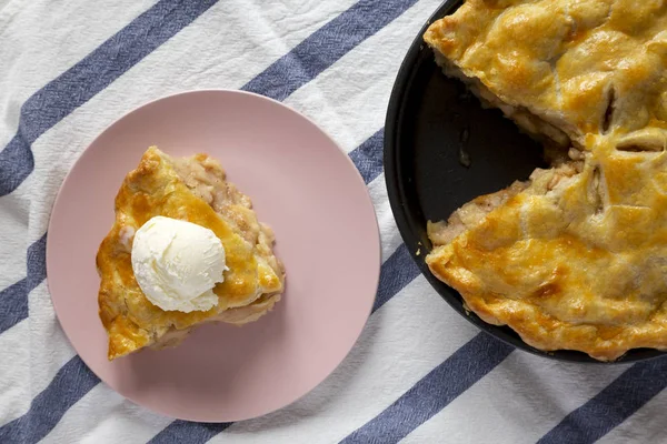 Rebanada de tarta de manzana casera con helado en un plato rosado, cambio — Foto de Stock