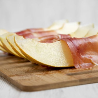 Kavun dilimleri prosciutto, yan görünüm tamamladı. Yakın çekim. 