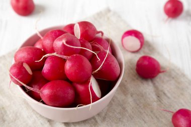 Pembe bir kapta taze kırmızı turp, düşük açılı görünümü. Close.