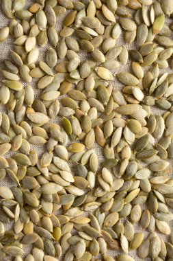 Bez üzerine kavrulmuş kabak çekirdeği, üst görünüm. Düz yatıyordu, tepede, fr