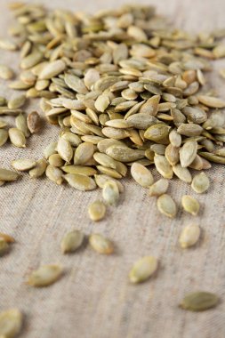 Bez üzerinde kavrulmuş kabak çekirdeği, yan görünüm. Closeup.