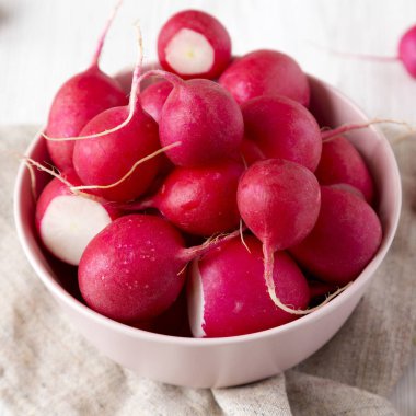 Pembe bir kapta taze kırmızı turp, yan görünüm. Close.