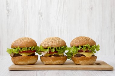 Bambu tahtasında ev yapımı çizburgerler, yan görünüm. Close. 