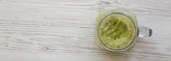 Glazen pot mok gevuld met groene selderij smoothie op een witte Woode — Stockfoto