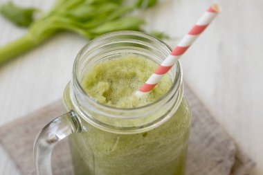 Cam kavanoz kupa beyaz ahşap sörf üzerinde kereviz yüzlü dolu