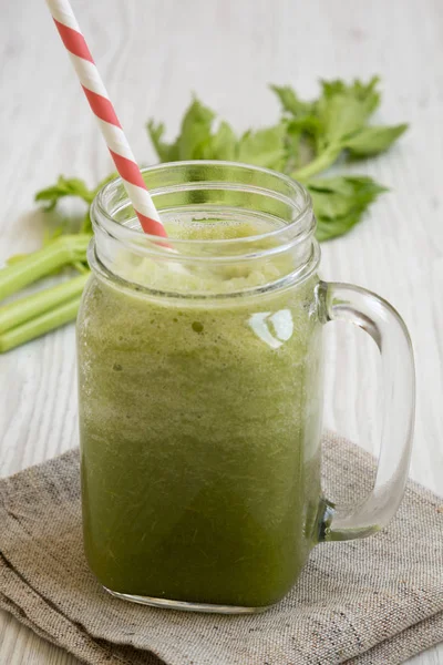 Glass jar mug filled with green celery smoothie, side view. Clos — Stock Photo, Image