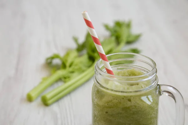 Glass jar mug filled with green celery smoothie, side view. Clos — Stock Photo, Image