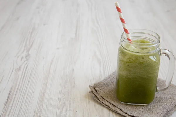 Glazen pot mok gevuld met groene selderij smoothie, zijaanzicht. Kopiëren — Stockfoto