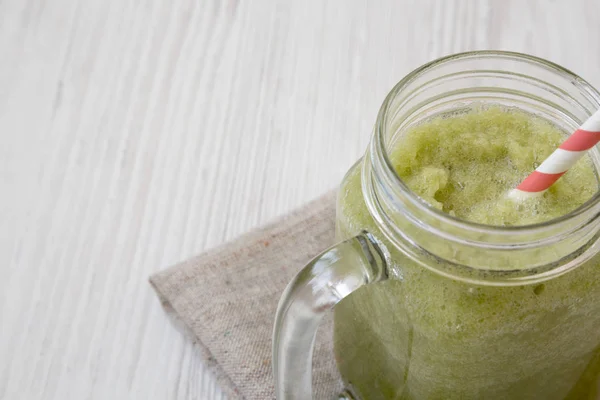 Smoothie au céleri vert dans un bocal en verre sur une surface en bois blanc , — Photo