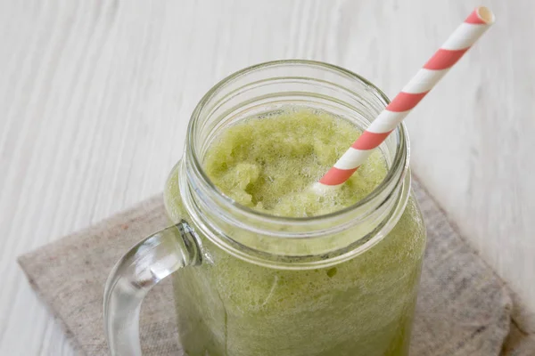 Zöld zeller smoothie egy üvegedénybe mint a fehér fa felülete, — Stock Fotó