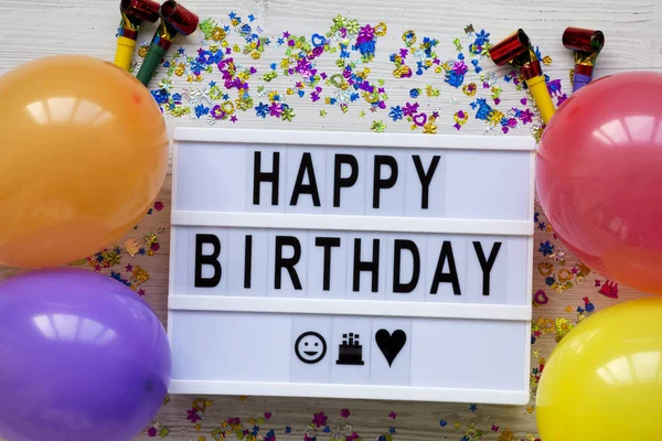 Lightbox com 'Feliz Aniversário' palavras, festa de decoração em um Whit — Fotografia de Stock
