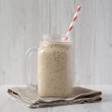 Cam kavanoz kupa muz, kivi, elma smoothie, yan vie ile dolu