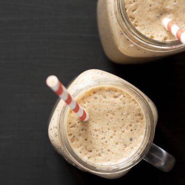 Cam kavanoz muz, kivi, siyah bir s üzerinde elma smoothie dolu