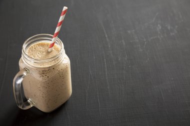Cam kavanoz muz, kivi, siyah bir s üzerinde elma smoothie dolu