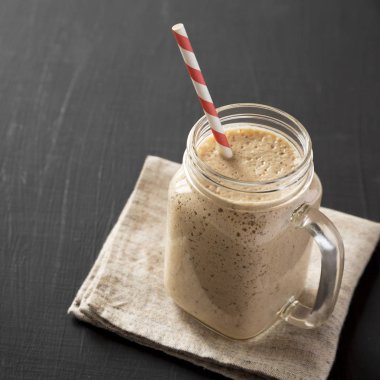 Cam kavanoz muz, kivi, siyah bir s üzerinde elma smoothie dolu