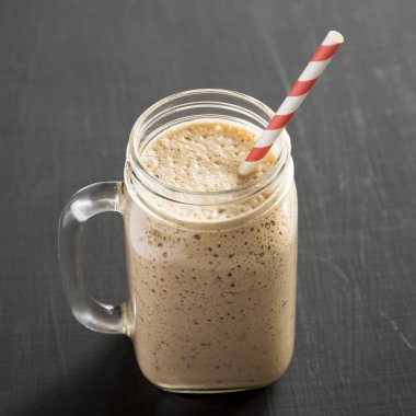 Mason cam kavanoz kupa muz, kivi, elma smoothie dolu 