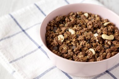 Pembe kasede fındıklı ev yapımı çikolatalı granola.. 