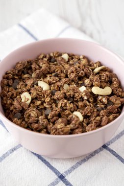 Pembe kasede fındıklı ev yapımı çikolatalı granola.. 