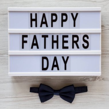 Beyaz ahşap su üzerinde ' mutlu babalar günü ' kelimeleri ile modern tahta