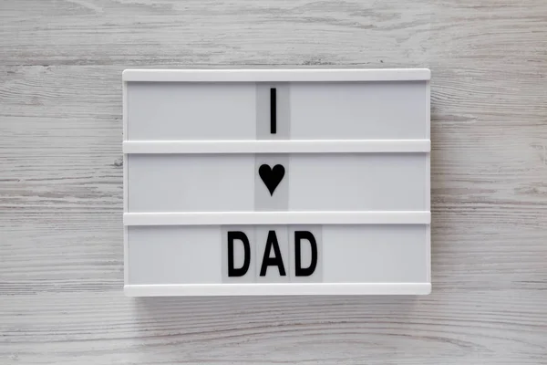 'Eu amo o pai' palavras em uma caixa de luz sobre fundo de madeira branca, t — Fotografia de Stock