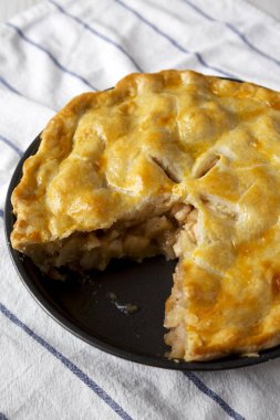 Kumaş, düşük açılı görünümü üzerine ev yapımı elmalı turta. Portre.