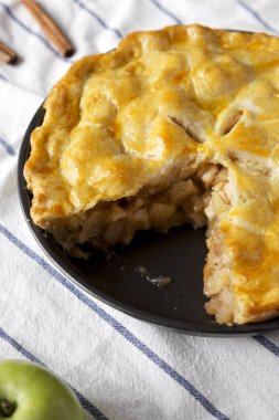 Kumaş, düşük açılı görünümü üzerine ev yapımı elmalı turta. Portre.