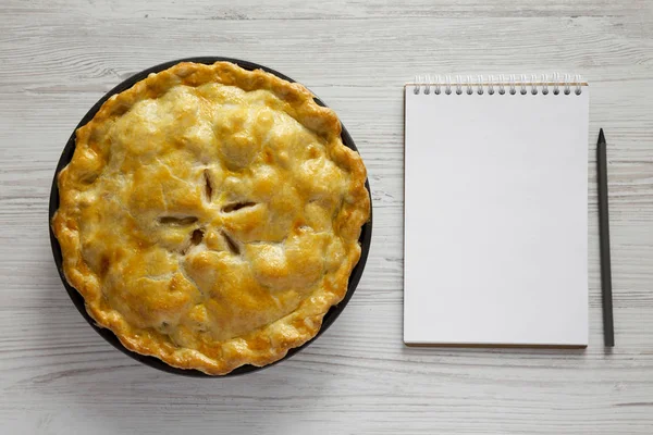 Házi almás pite és üres notebook ceruzával egy fehér udvarol — Stock Fotó