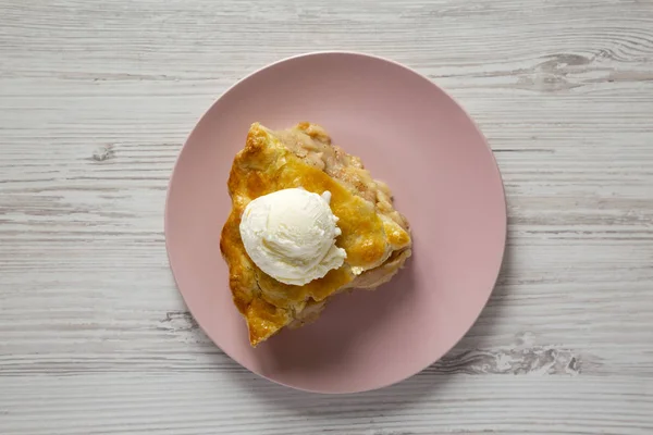 Rebanada Tarta Manzana Casera Con Helado Plato Rosa Sobre Una — Foto de Stock