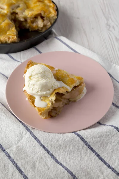 Rebanada de tarta de manzana casera con helado de vainilla en un pla rosa — Foto de Stock